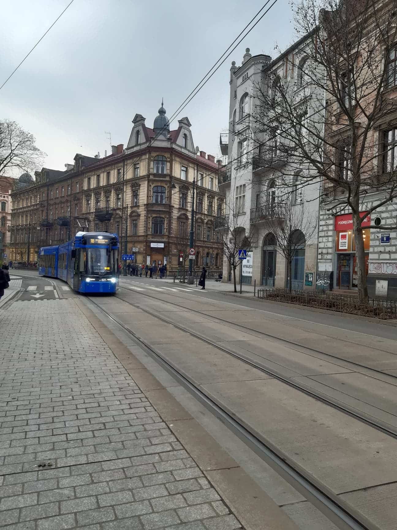 RY825 na Podwalu z pantografem, zdjęcie zrobione ok. godz. 16:00